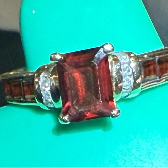 Elegant 14K Red Garnet Ring - Picture 4 of 8